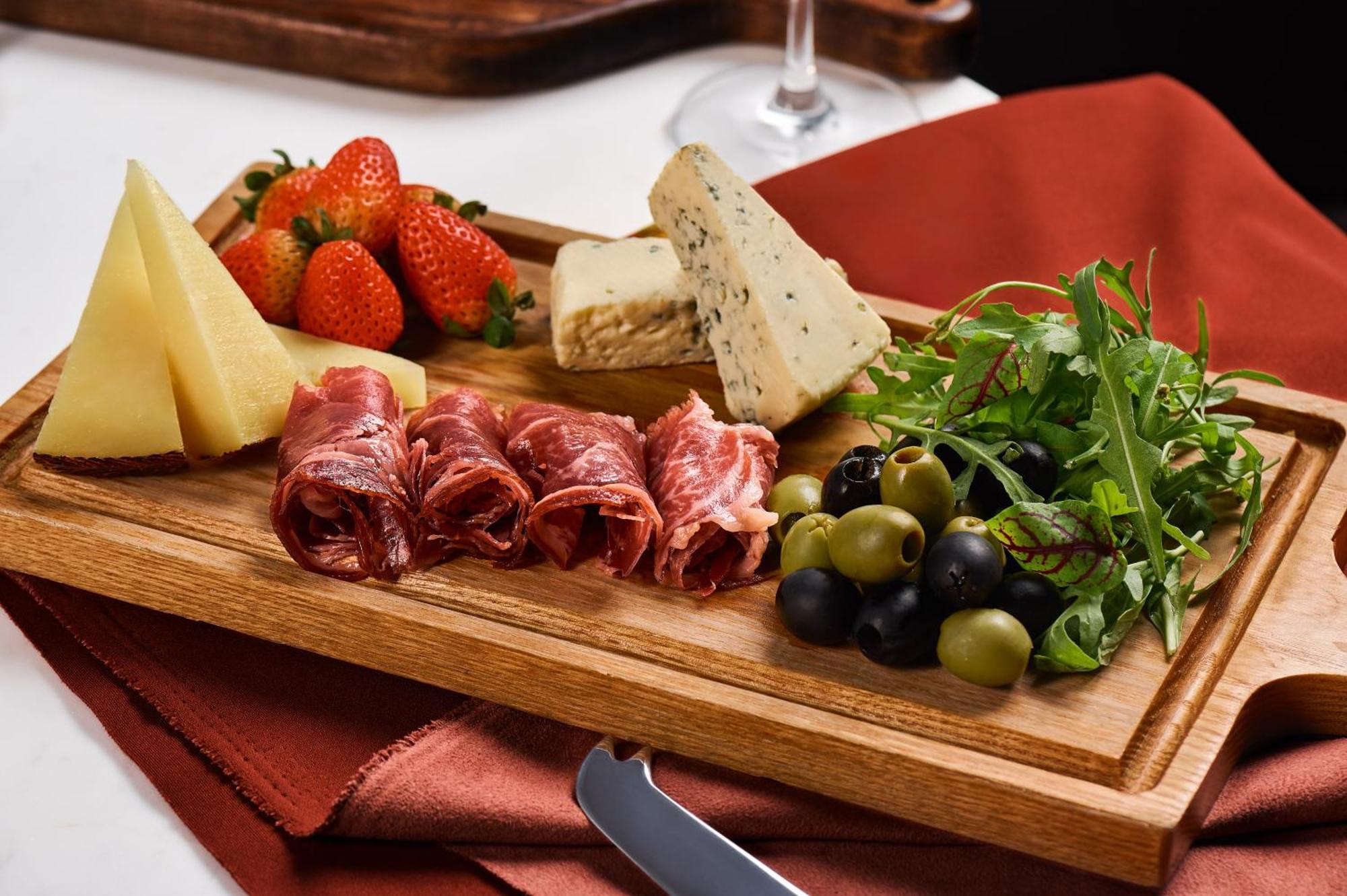 فندق فينبيرل هوى هوي المظهر الخارجي الصورة A cheese and sausage platter