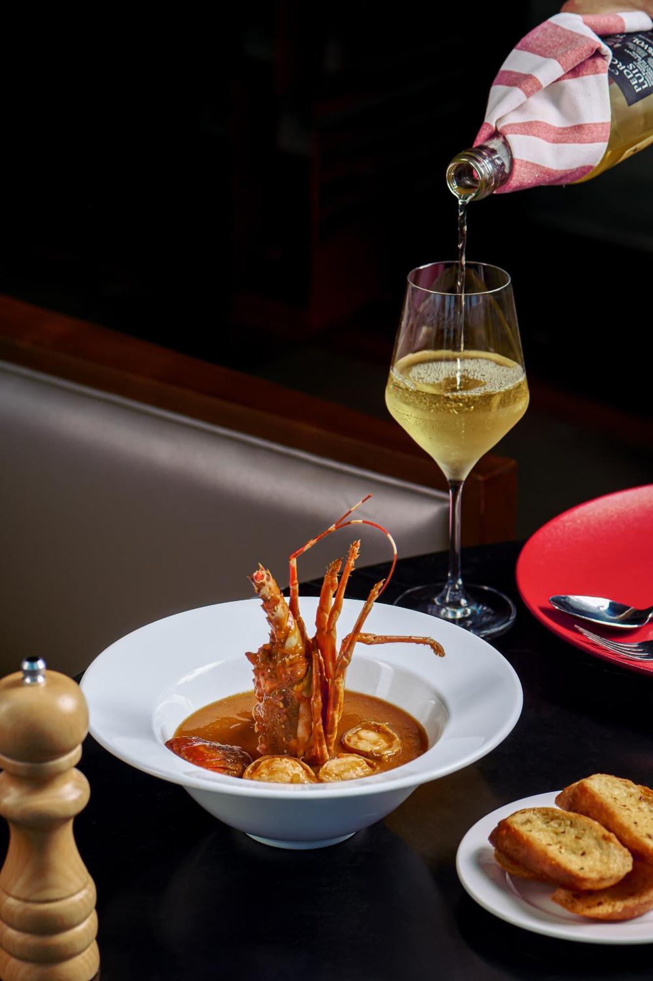 فندق فينبيرل هوى هوي المظهر الخارجي الصورة A glass of sparkling wine