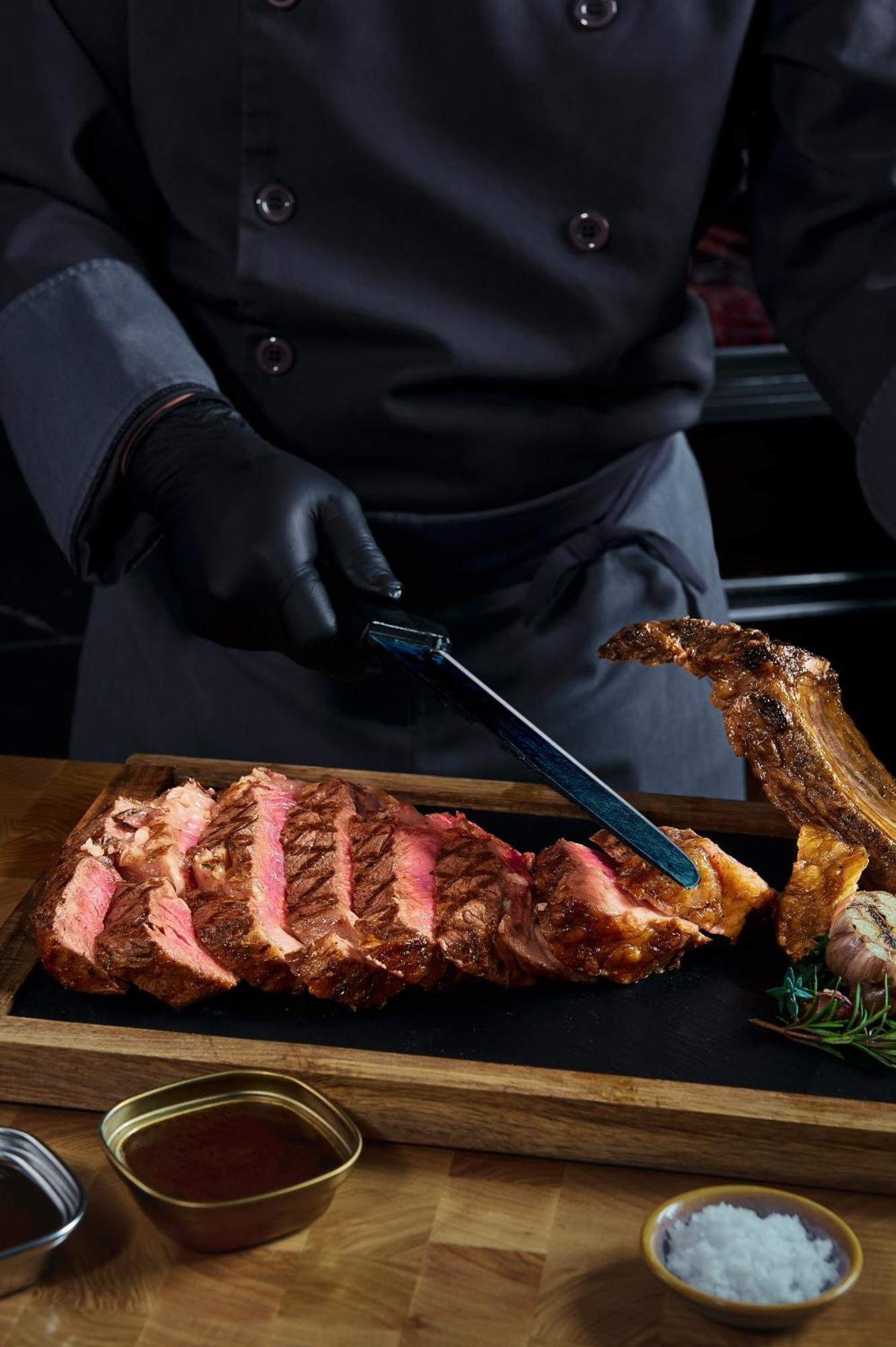 فندق فينبيرل هوى هوي المظهر الخارجي الصورة A chef slicing a steak