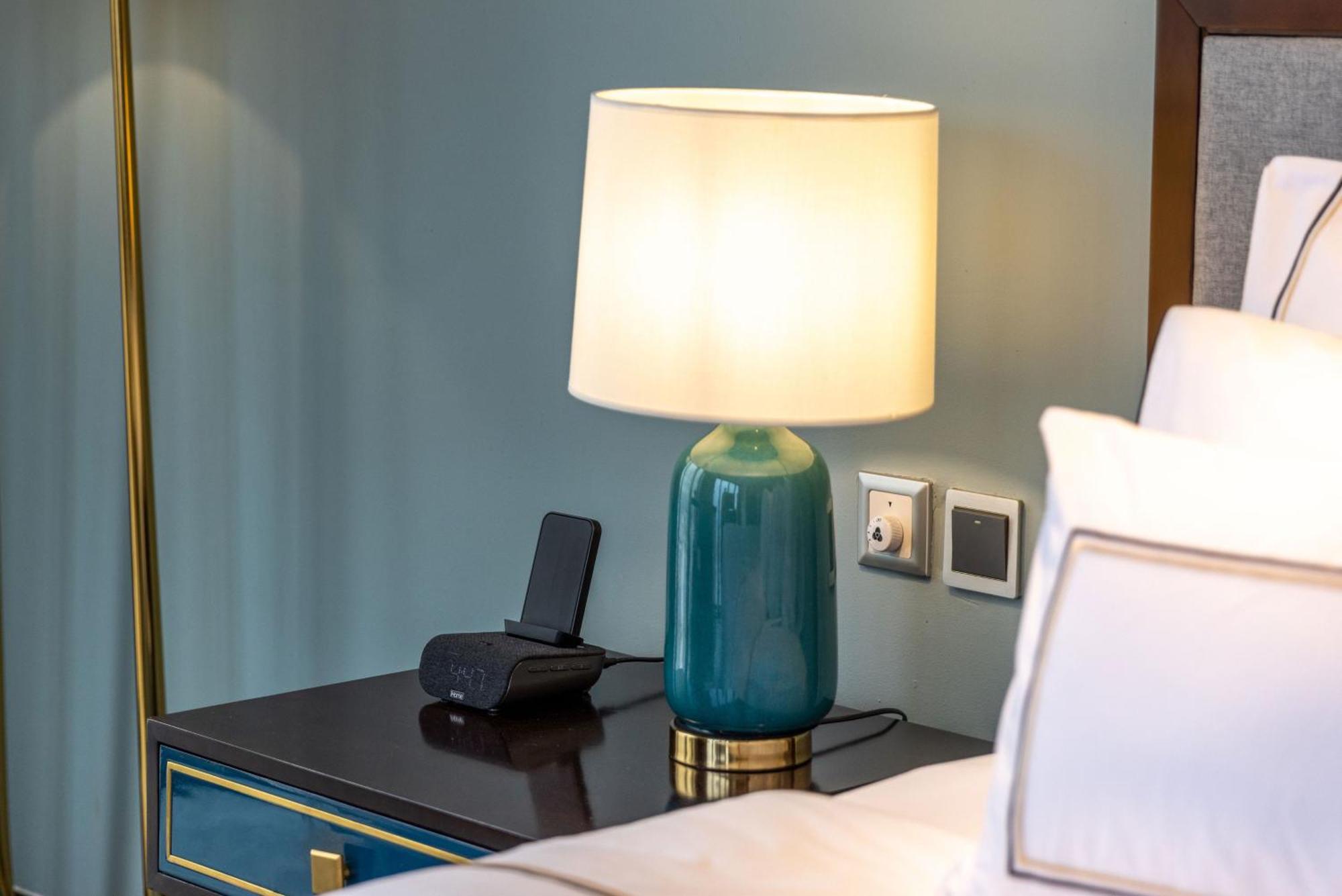 فندق فينبيرل هوى هوي الغرفة الصورة A table lamp