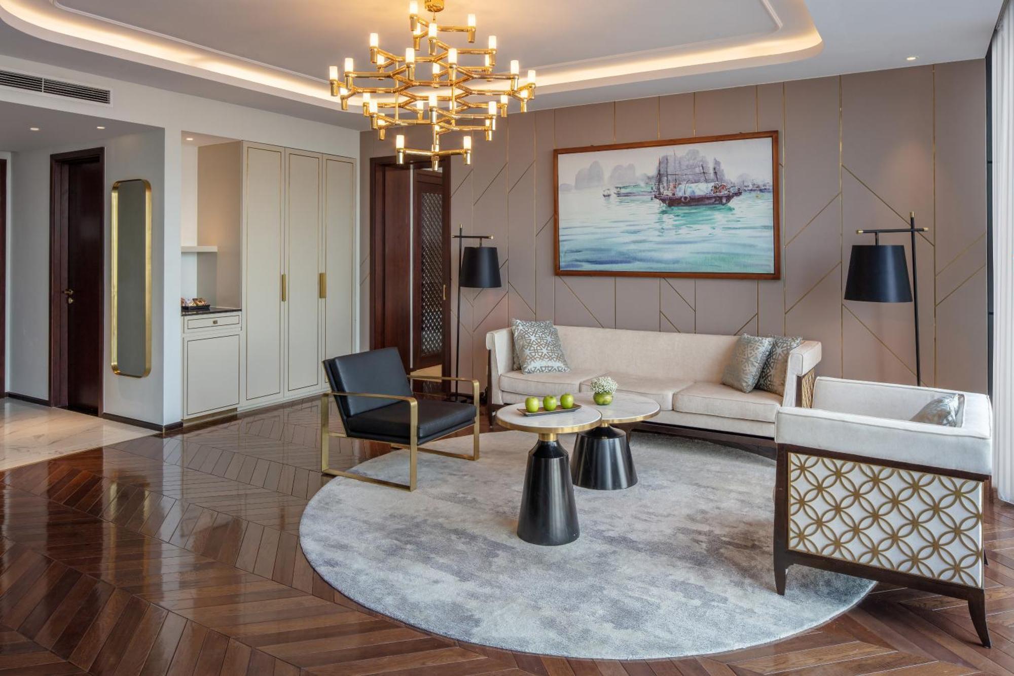 فندق فينبيرل هوى هوي الغرفة الصورة A living room in a suite at the Ritz-Carlton, DIFC