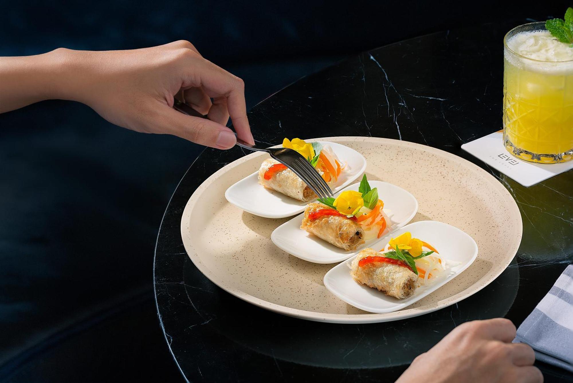فندق فينبيرل هوى هوي المظهر الخارجي الصورة A server cutting into a piece of dim sum