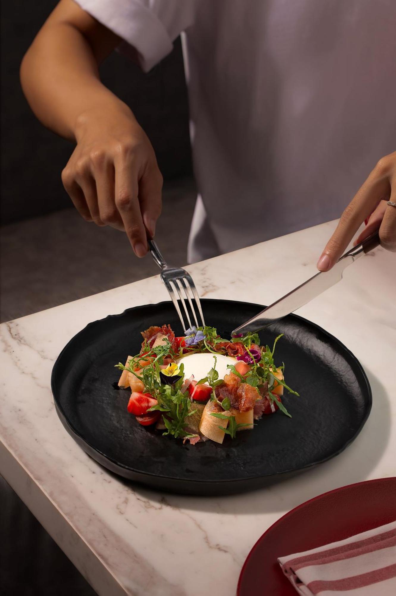 فندق فينبيرل هوى هوي المظهر الخارجي الصورة A salad being cut with a knife and fork