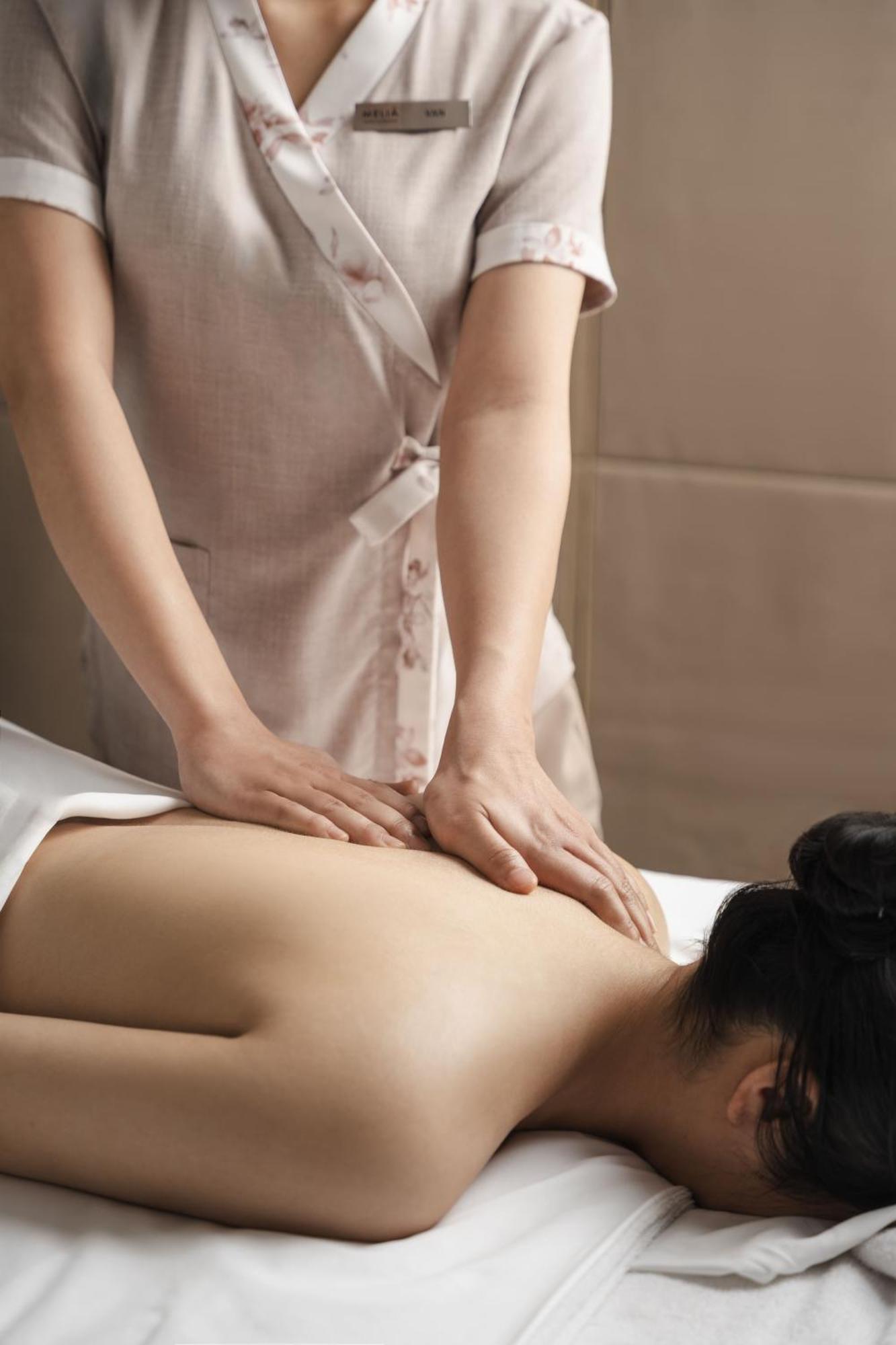 فندق فينبيرل هوى هوي المظهر الخارجي الصورة A massage therapist working on a patient's back