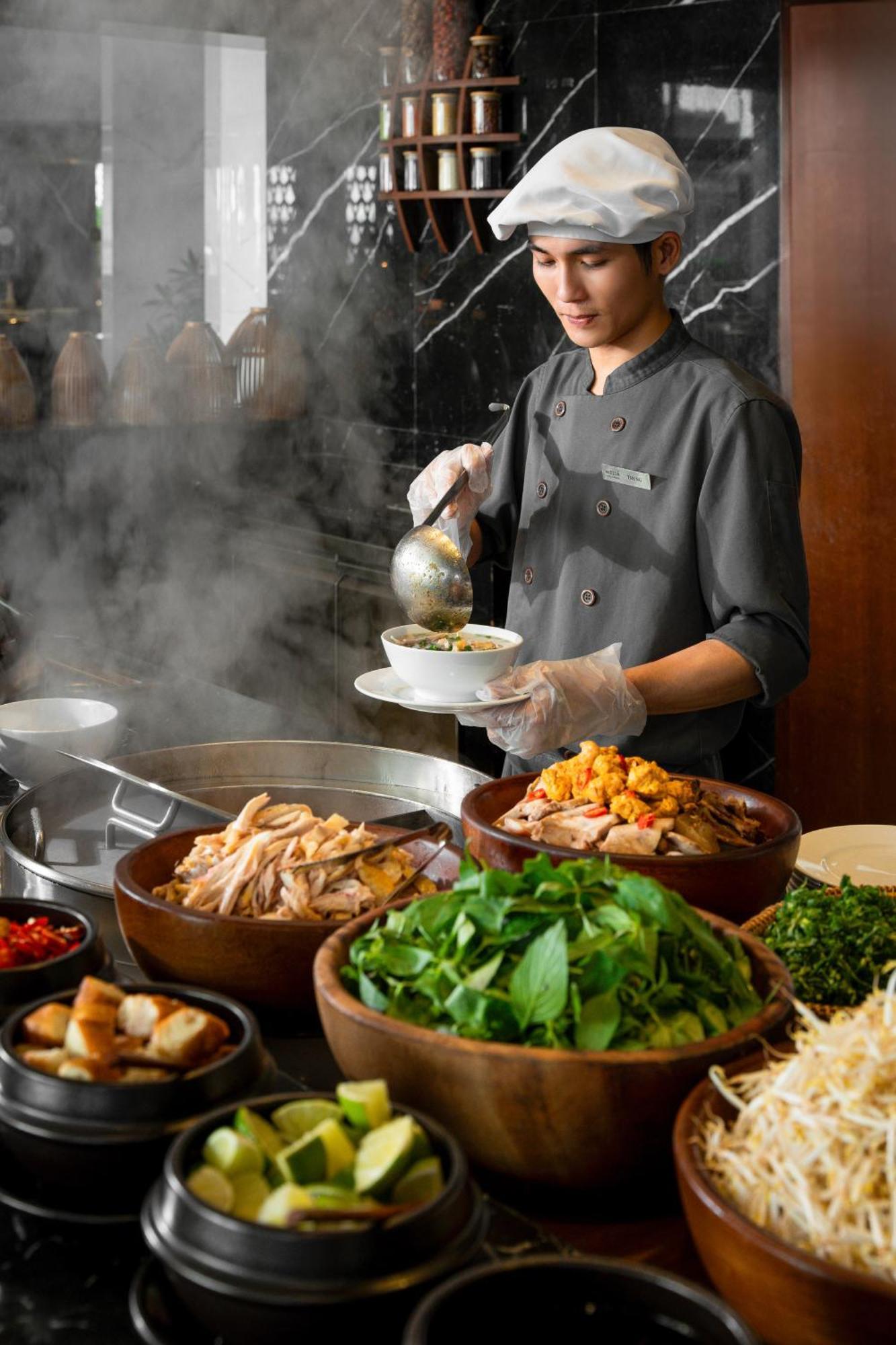 فندق فينبيرل هوى هوي المظهر الخارجي الصورة A chef preparing food