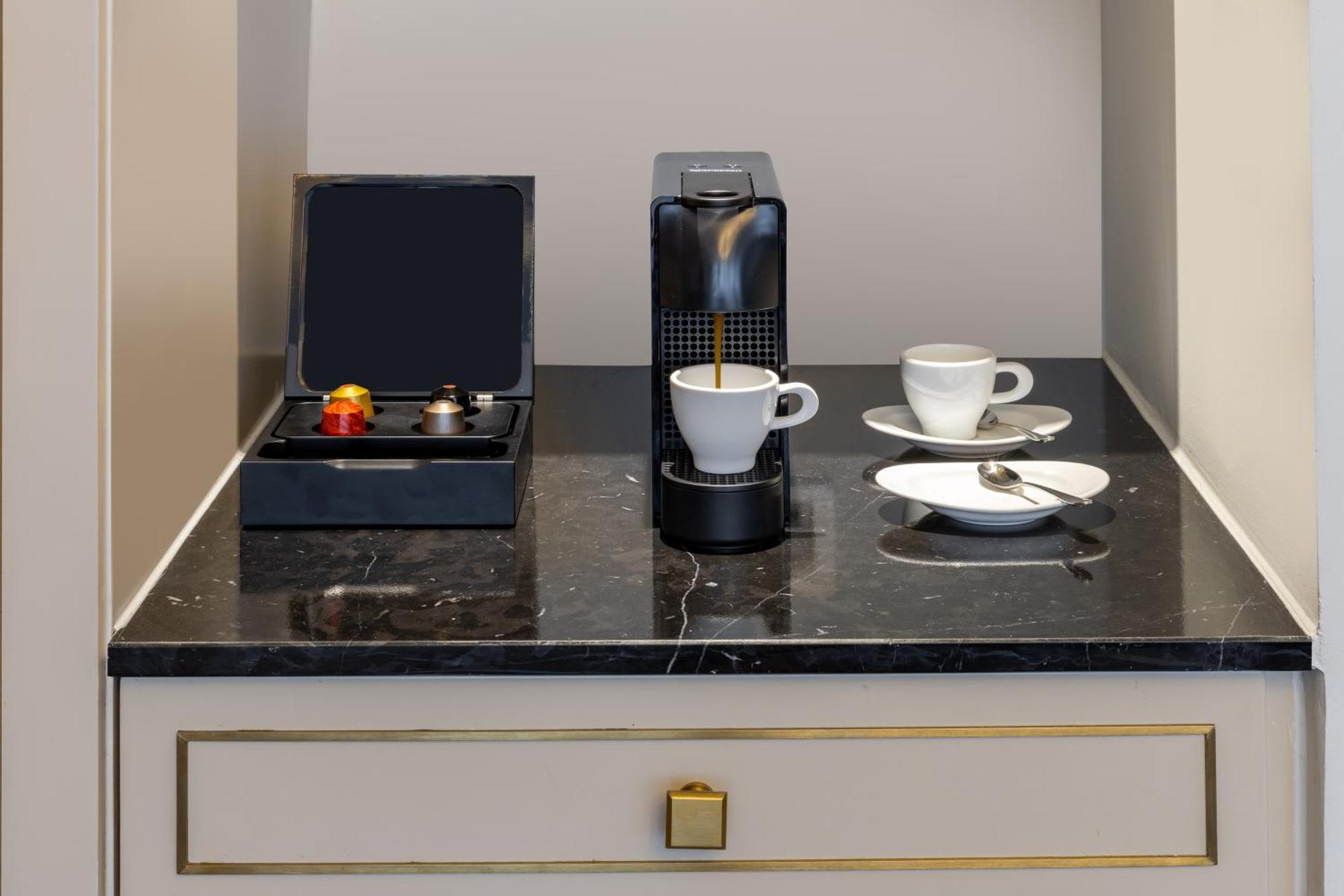 فندق فينبيرل هوى هوي المظهر الخارجي الصورة A Nespresso coffee machine in a hotel room